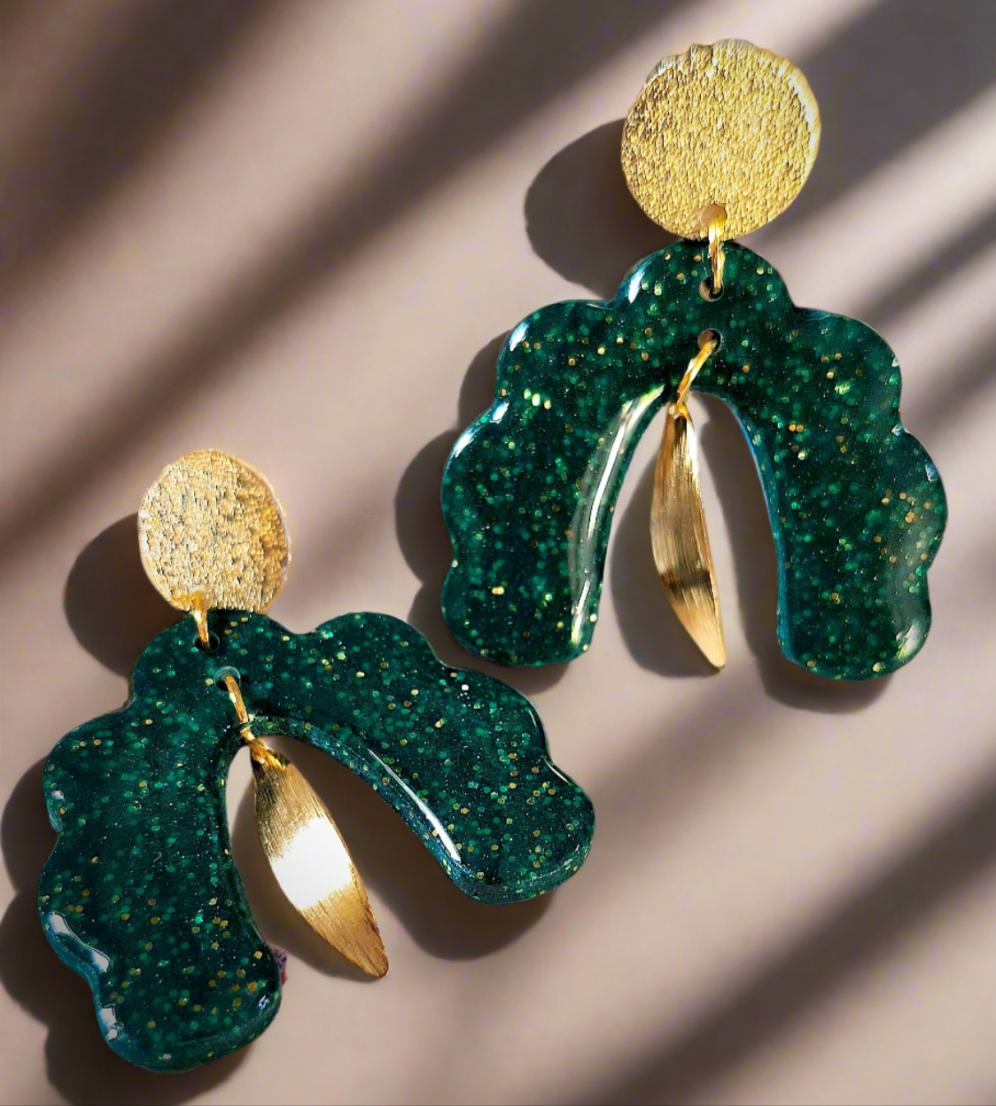 Jolie boucles d'oreilles verte et dorée
